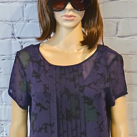 ANN TAYLOR, The Loft - Beautiful sheer navy/purple short sleeve floral blouse - Picture 6 of 13